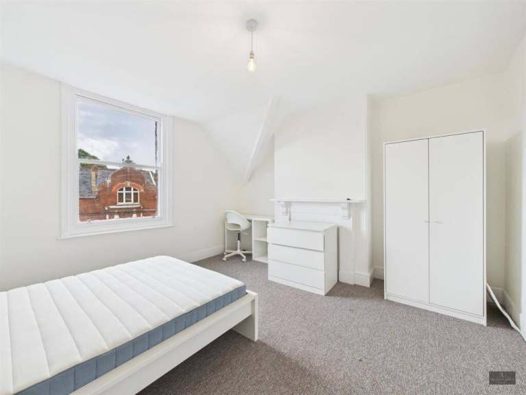 ROOM AVAILABLE — DSS / UNIVERSAL CREDIT / HOUSING BENEFIT ACCEPTED