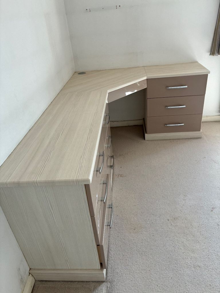 L-Shaped Corner Office Desk with Drawers – Good Condition