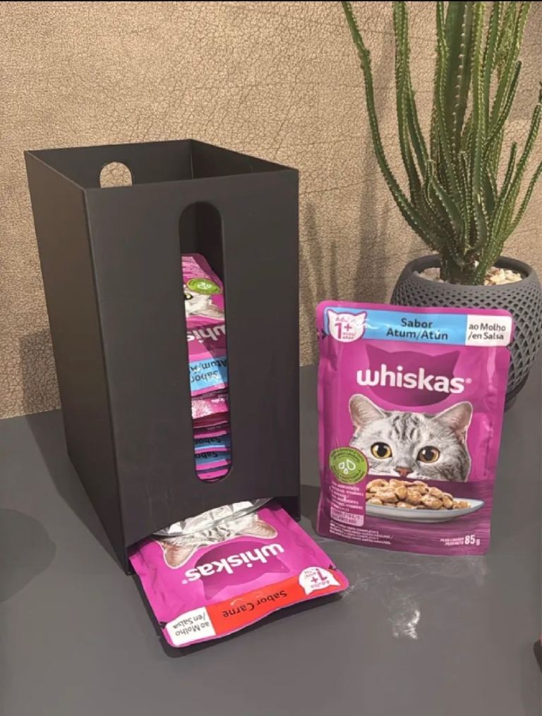 Pet food pouch dispenser - Can Deliver 