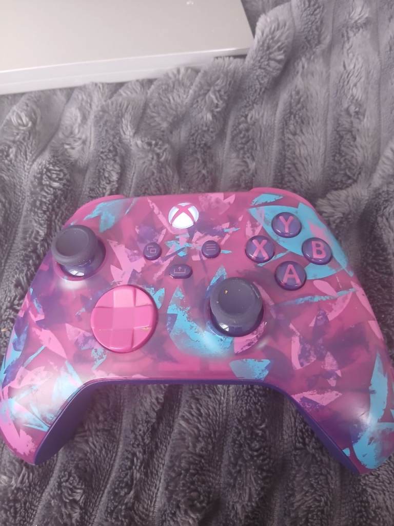 Xbox Wireless Controller – Pink and Blue Camo, Great Condition