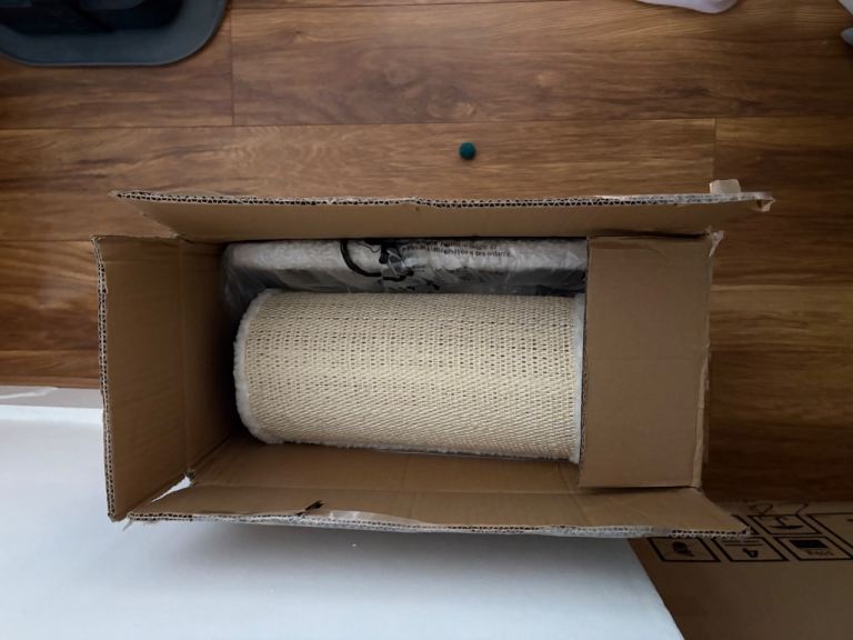 Pawhut cat scratching post and bed 