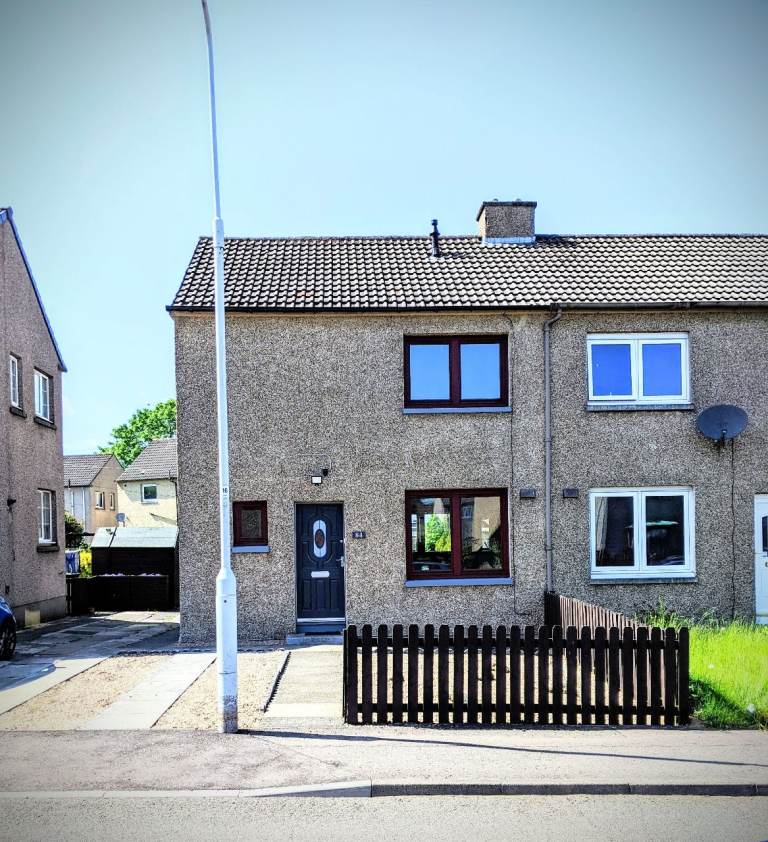 Semi detached house available to rent end of October 