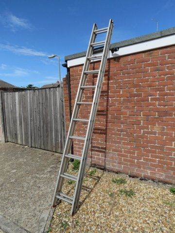 aluminium extension ladder, 2 section,10 foot/ 3.1 metre each. Total 22 rungs.