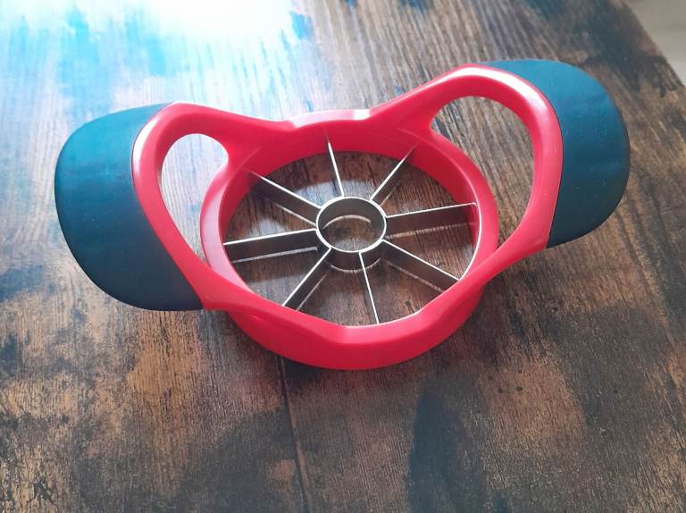 Handheld 8 segment Apple Slicer
