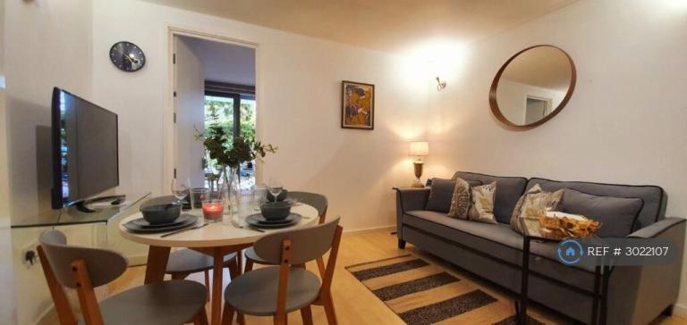 3 bedroom flat in Farnsworth Court, London, SE10 (3 bed) (#3022107)