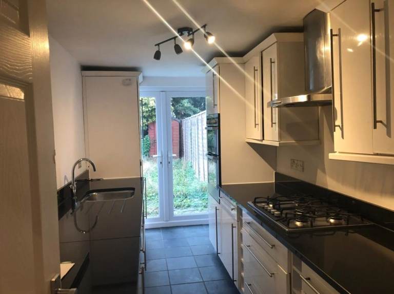 2Bed Semi-Detached House to rent in Romford - Birkbeck Road