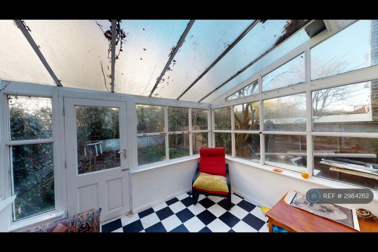 5 bedroom house in Halsmere Road, London, SE5 (5 bed) (#2984262)
