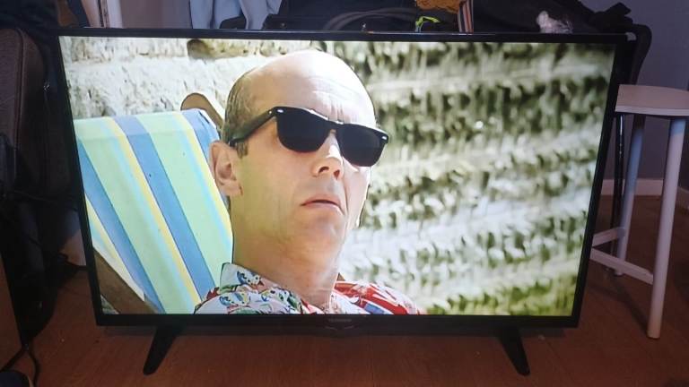 FREE DELIVERY excellent 43 TELEFUNKEN LED full HDTV 1080p freeveiw channels inbuilt 