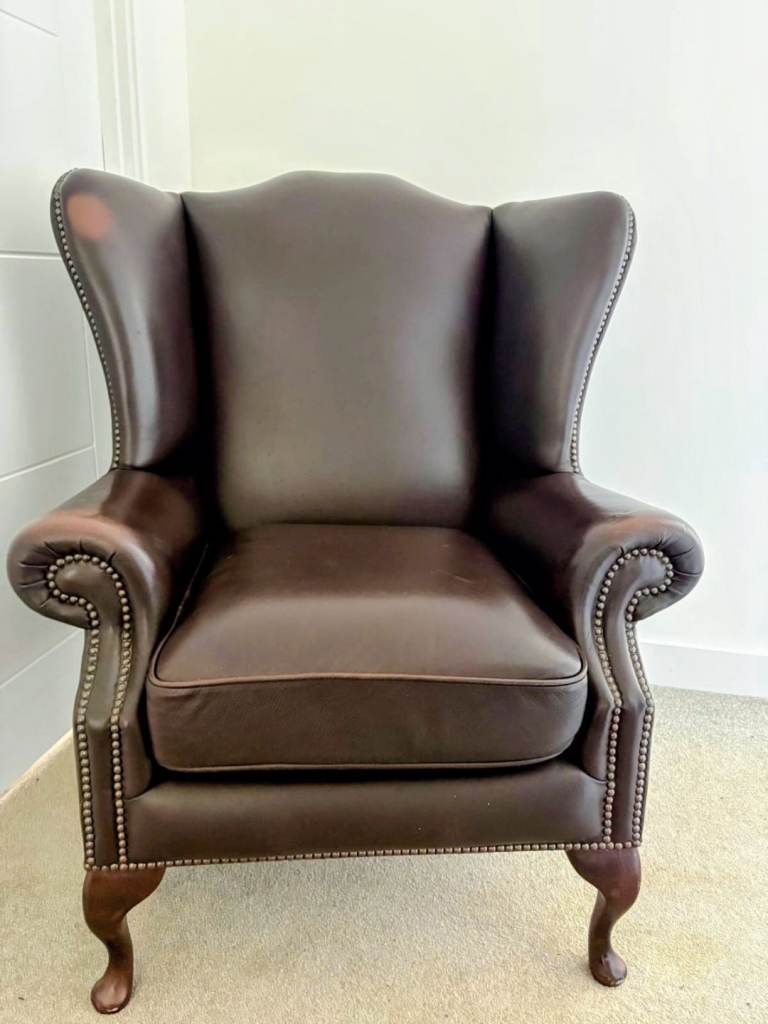 Immaculate queen 👑 Anne wingback armchair by springvale leather. 