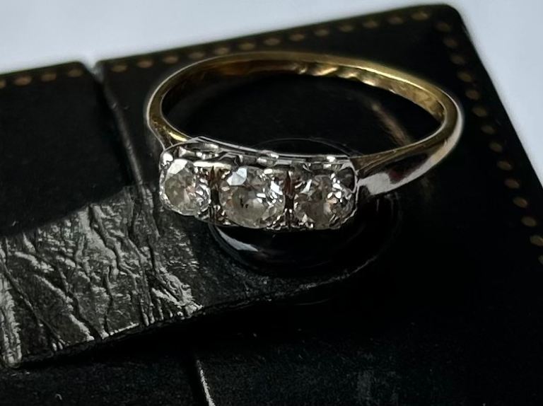 18ct Gold 3 Stone Diamond Ring Platinum Setting