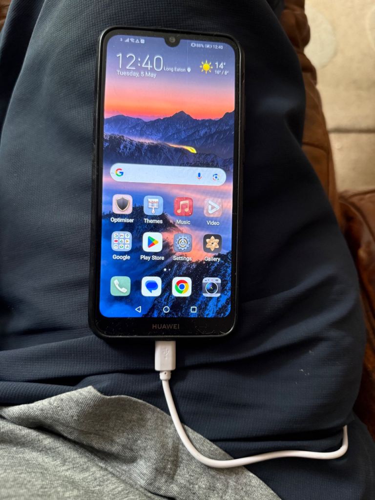 Huwaie mobile phone on all networks in blu £50