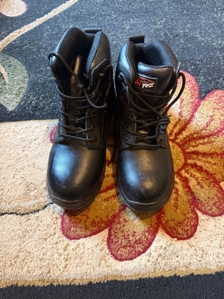 image for Light year safety boots brand new one is size 9 one size 8 came in job lot 