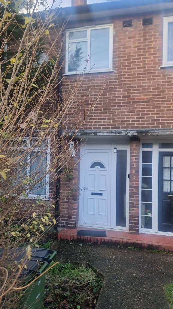 Spacious 2-bedroom Mid-Terrace House to let in Blackheath SE3