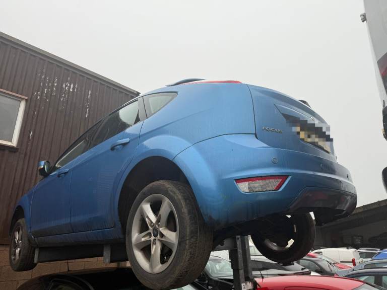 Breaking spare parts ford focus mk2 blue