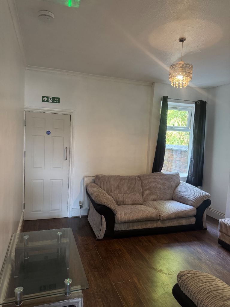 Rooms to rent  , DSS and benefit tenants accepted. Full houses available 