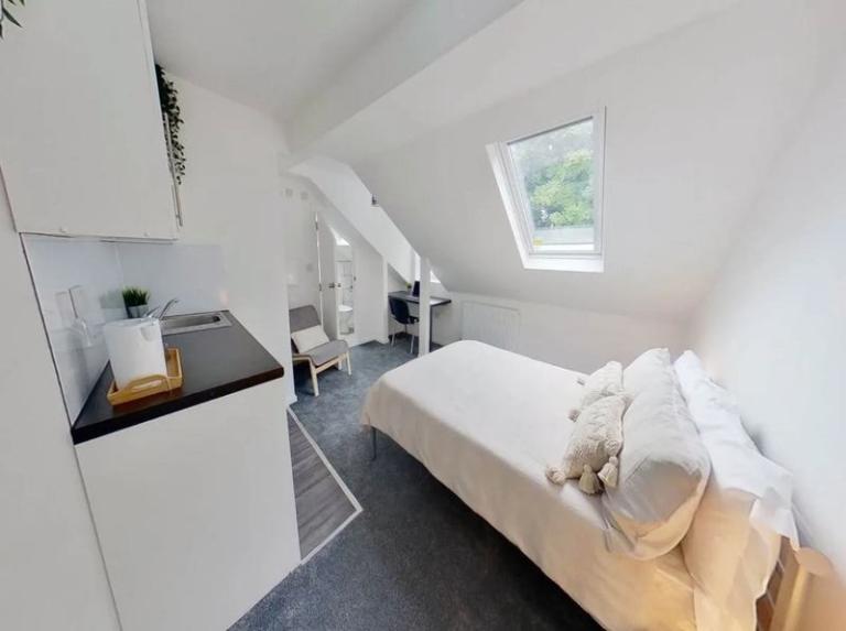 Spacious En-Suite/ Studio Room in Salford – Available Now (Bills Included!)