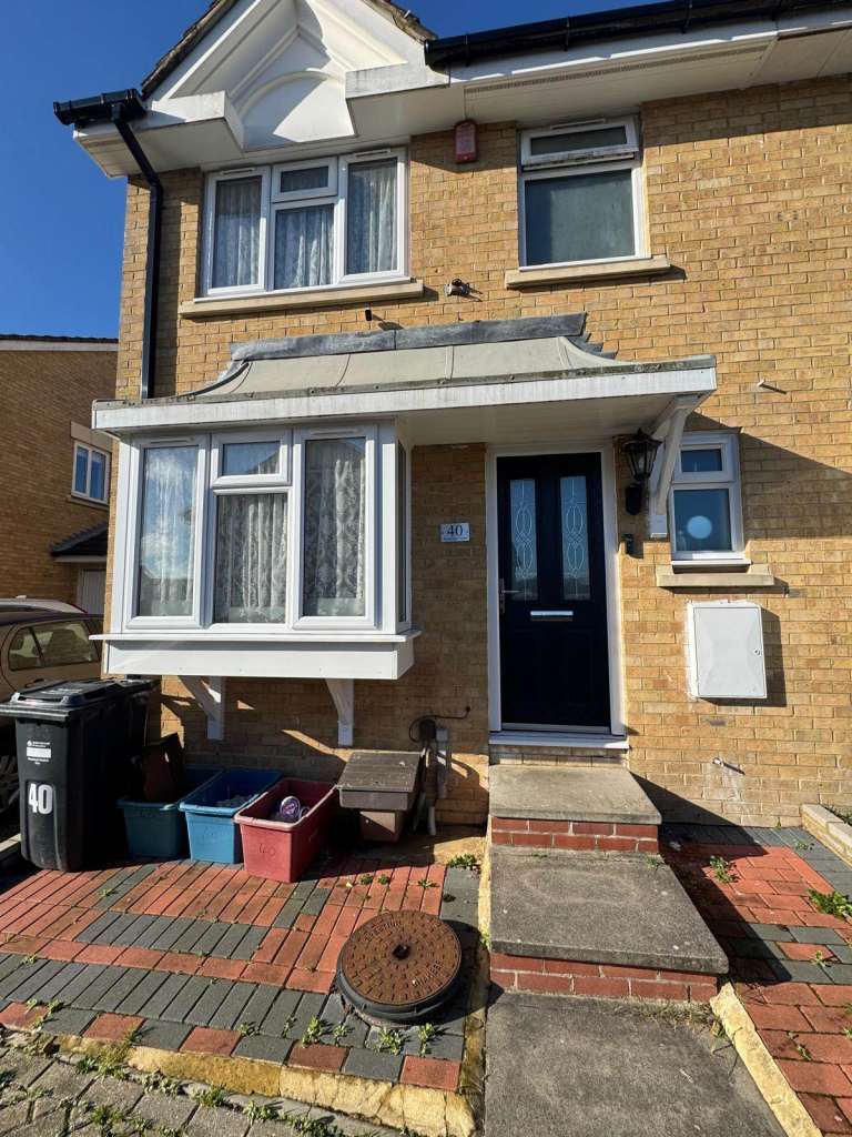3 Bed Semi-Detached House, Westminster Close, Feltham.