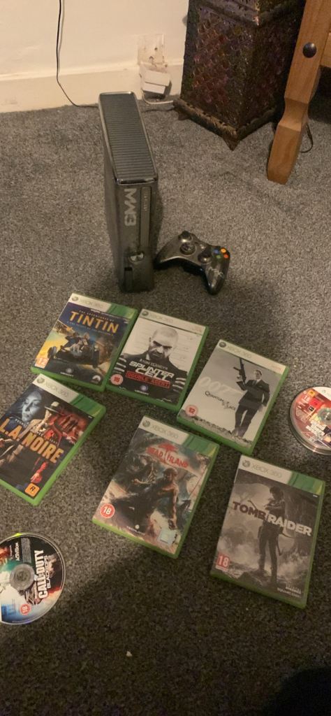 MW3 Xbox 360 with games and controller 
