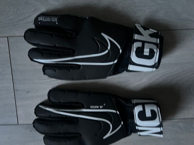 Nike Goalkeeper Gloves – Black, Size 5 junior