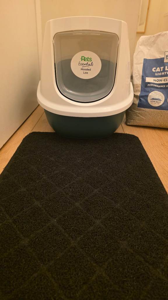 Hooded Cat Litter Tray + Premium Non-Clumping Litter + Mat – Excellent Condition
