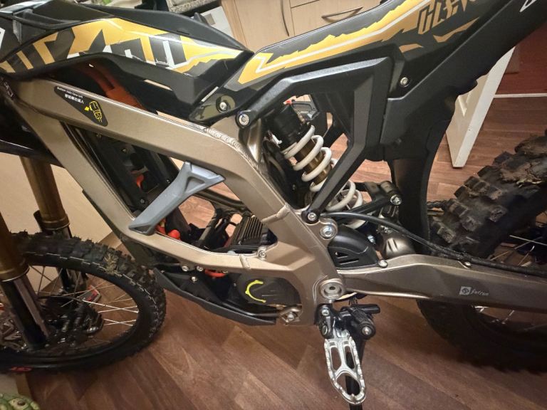 Surron ultra bee 2025 LOW MILES 