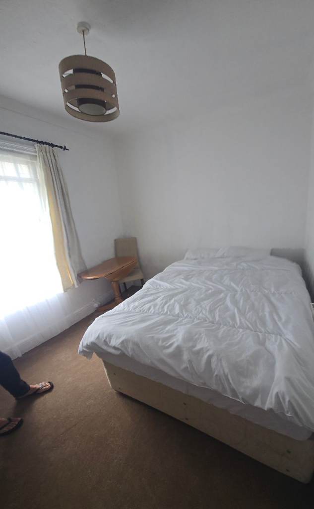 Bright double room in clean quite professional househ. All bills includedold