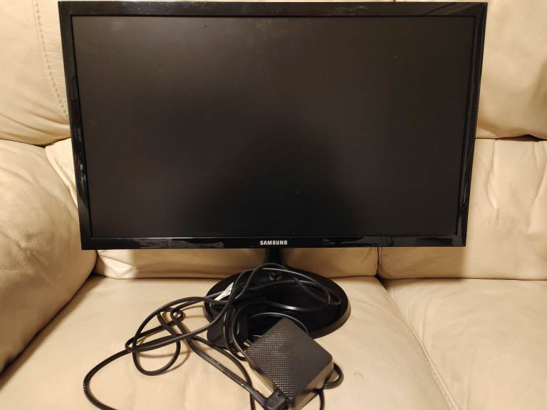 Samsung S22F350FHR 22" Computer Monitor with Power Cable – Good Condition