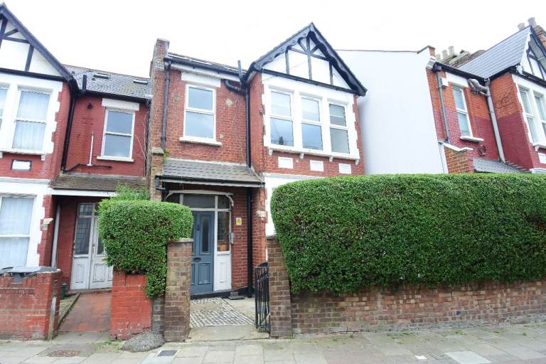 Lovely first floor 2 bedroom flat in Cricklewood stones throw from the Cricklewood Broadway