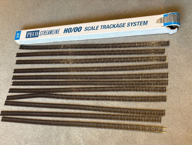Peco SL-100 H0/00 New Trackage system. 11 pieces for model trains