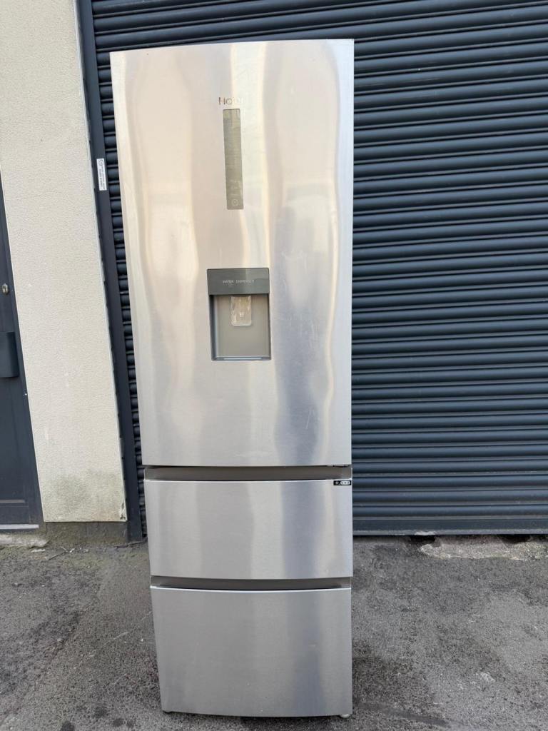 Fridge freezer with drink dispenser 