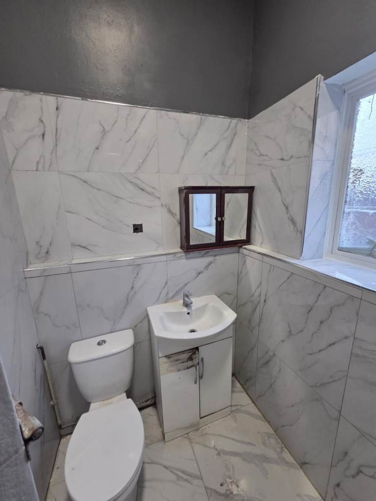 Unfurnished Property with Modern Bathroom, Bills Included & Parking - COMPANY LET ALLOWED