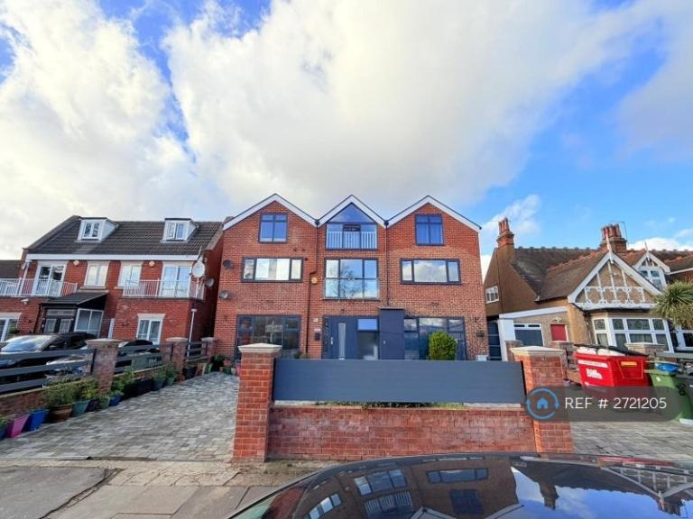 1 bedroom flat in Cranbrook Road, Ilford, IG6 (1 bed) (#2721205)