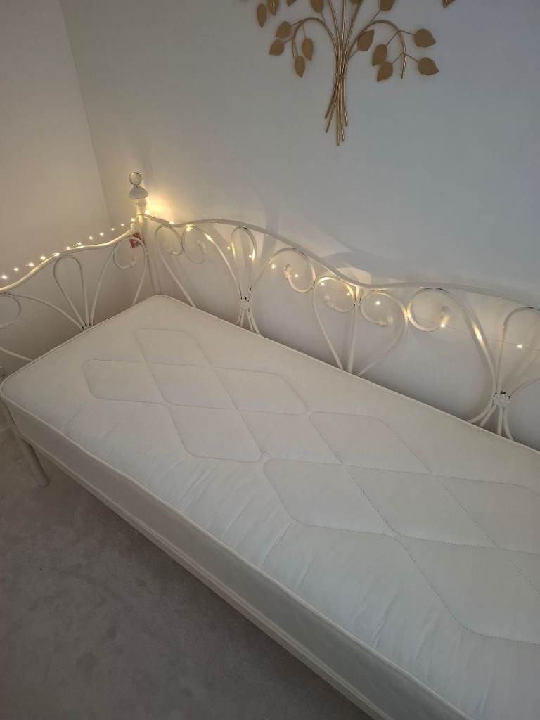 Lovely single bed.