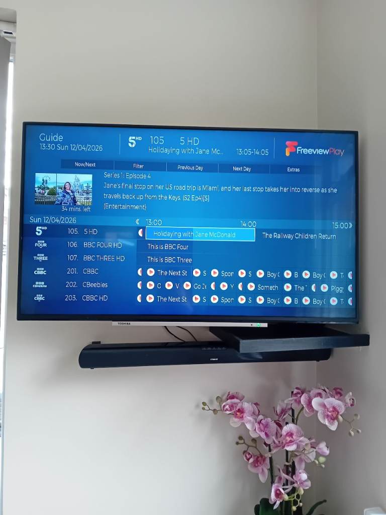40 inch Polaroid smart tv,comes with wall bracket soundbar and remote control 
