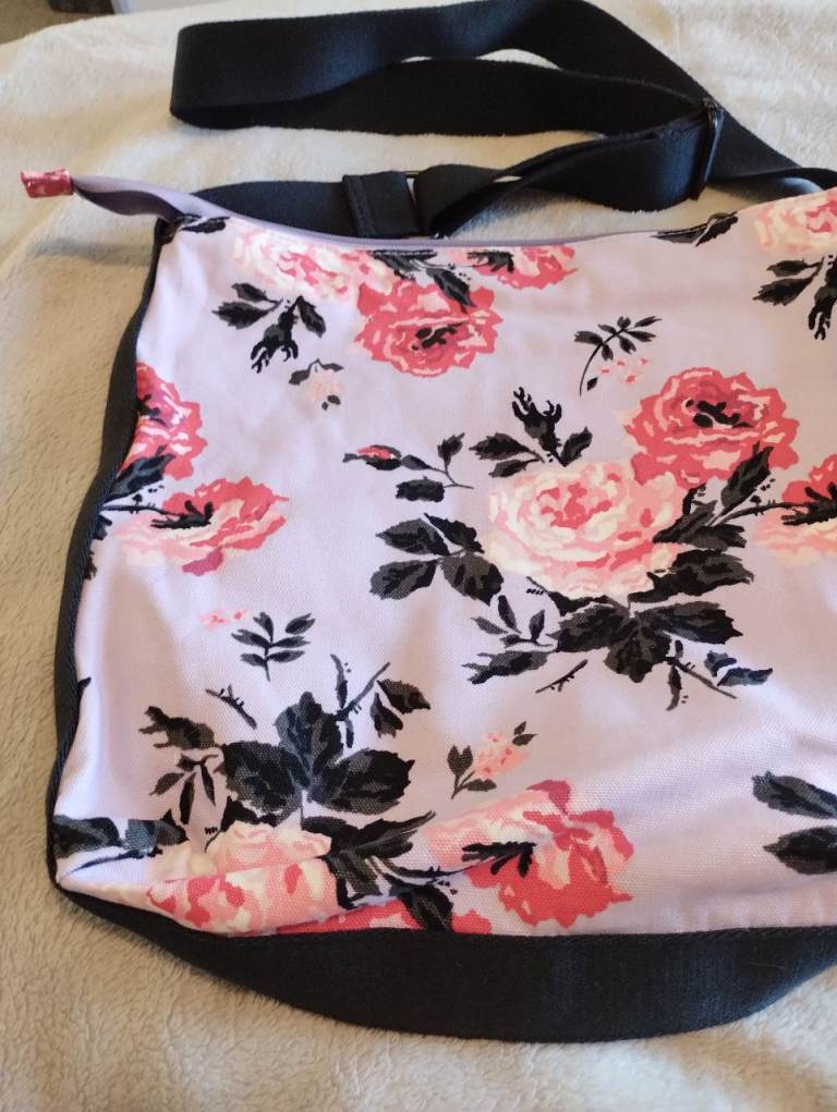 Cath Kidston Messenger Bag Purple with roses in Excellent Condition 