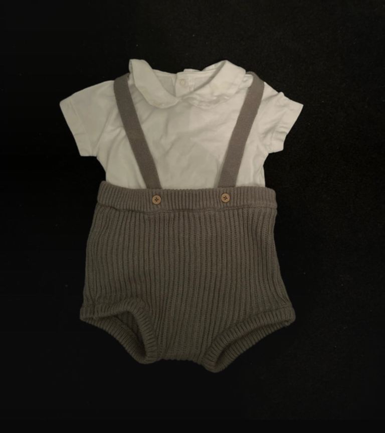  Babies cute outfit the bottom part are wool excellent condition size 3-6 months