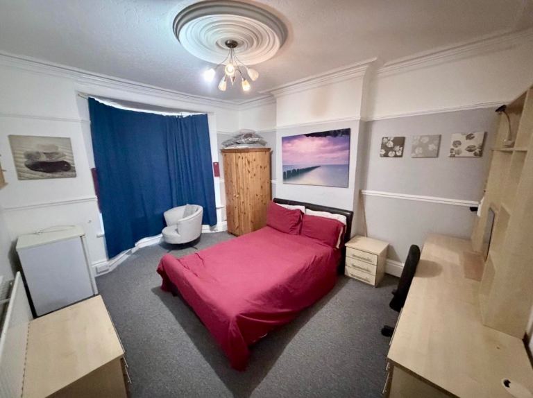 Move today! Large double room, Near Birmingham city,shops,bus,B237jj