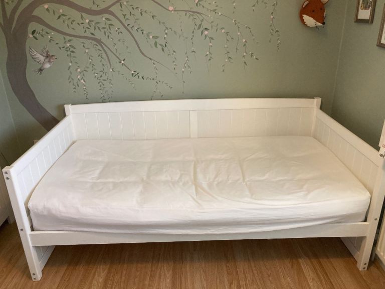 Single wooden day bed with drawers 