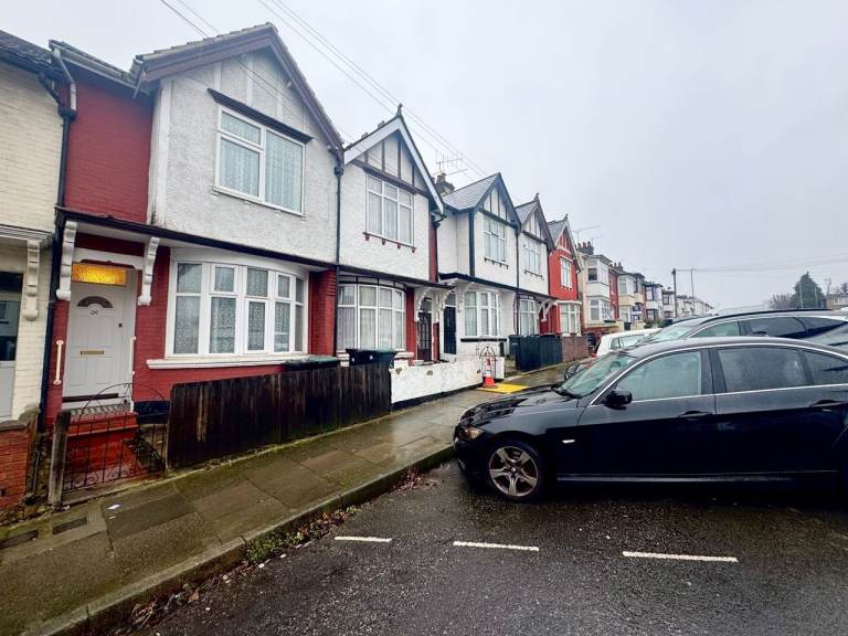 🏡 Available Immediately | Spacious 3-Bedroom Terrace | Ideal for Professionals or Company Lets