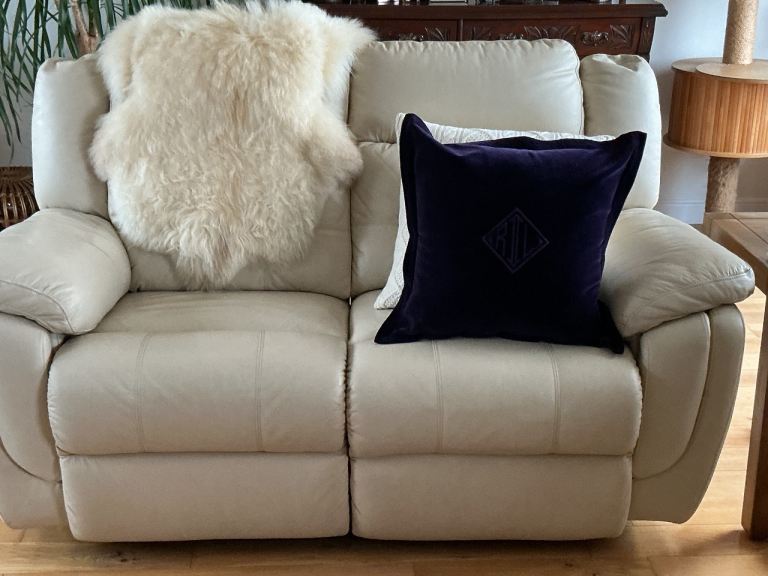 VGC Lazboy Lay Z Boy Leather 2 Seater Electric Recliner Sofa  & 3 Seater Electric Reclining Sofa.