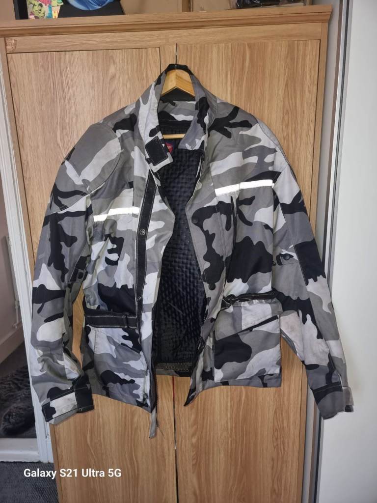 Suit with pads and waterproof 