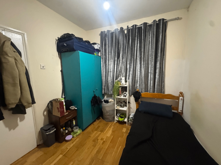Spacious & Cosy double room for rent RM8 3ND