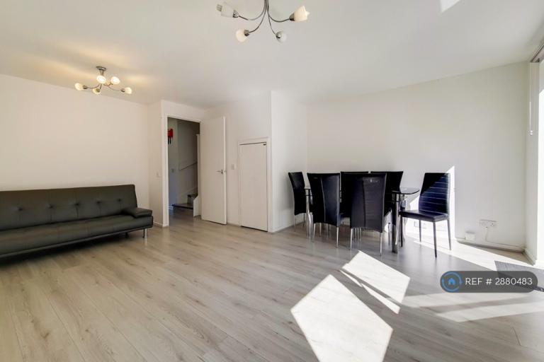 3 bedroom house in Taeping Street, London, E14 (3 bed) (#2880483)