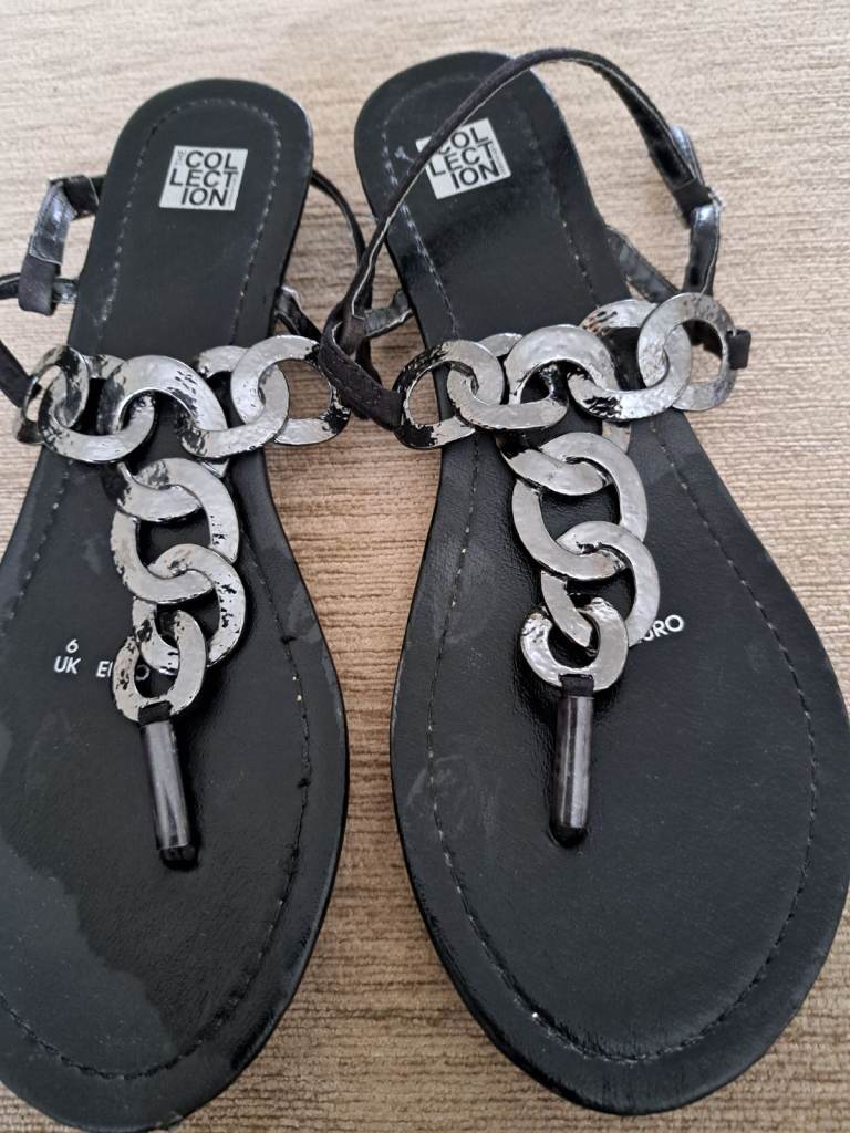 Ladies black thong sandal with gun metal hardware