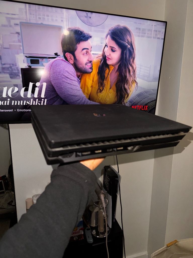 PlayStation 4 Pro 1TB - One Controller Excellent