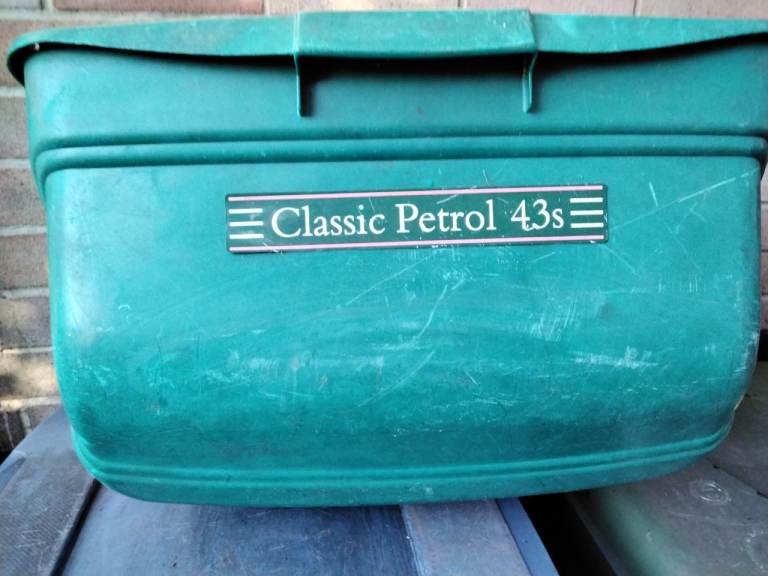 17in..Qualcast cylinder Lawnmower. CLASSIC 43.