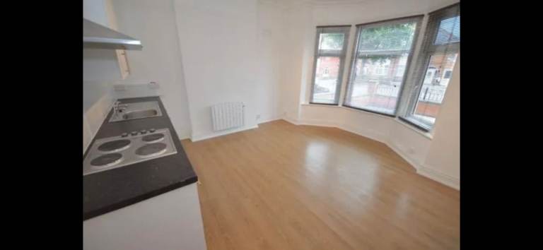 One bedroom flat with private kitchen- LE5 Uppingham Road