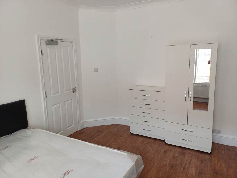 Spacious Double Room in City Centre! Clean Home.