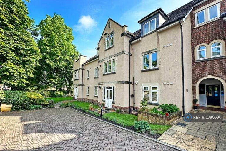 2 bedroom flat in Grove Lane, Hale, Altrincham, WA15 (2 bed) (#2880690)