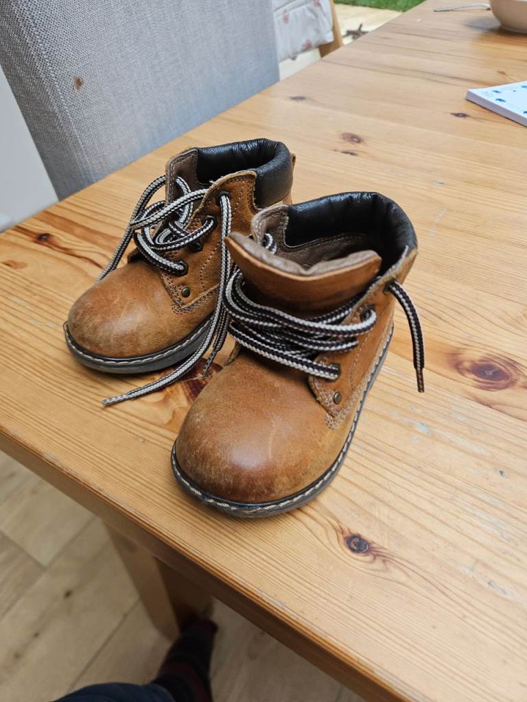 Kids boots size 21